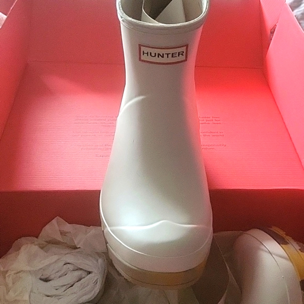 NIB Hunter play short rain boots size 9 off white with camo soles